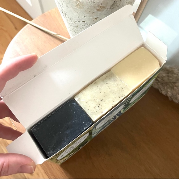 Tommy Bahama Men's Bar Soap Set Trio, Retails $50 - Picture 3 of 5